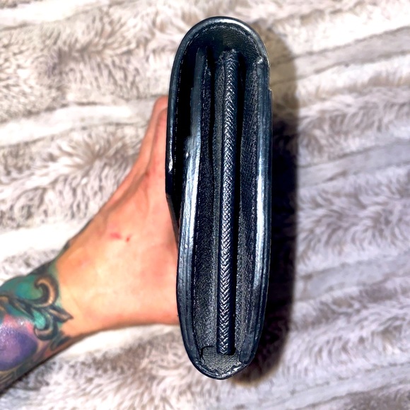 ❌ SOLD ❌ 
Authentic Louis Vuitton - Sarah Epi Wallet in black - Picture 5 of 10